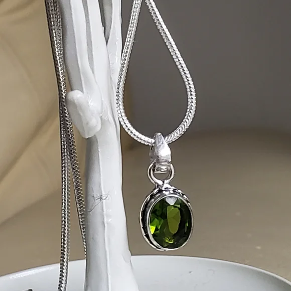 Peridot Gemstone & Silver Necklace,  Beautiful Faceting, Gorgeous Green, Chain - Picture 7 of 12